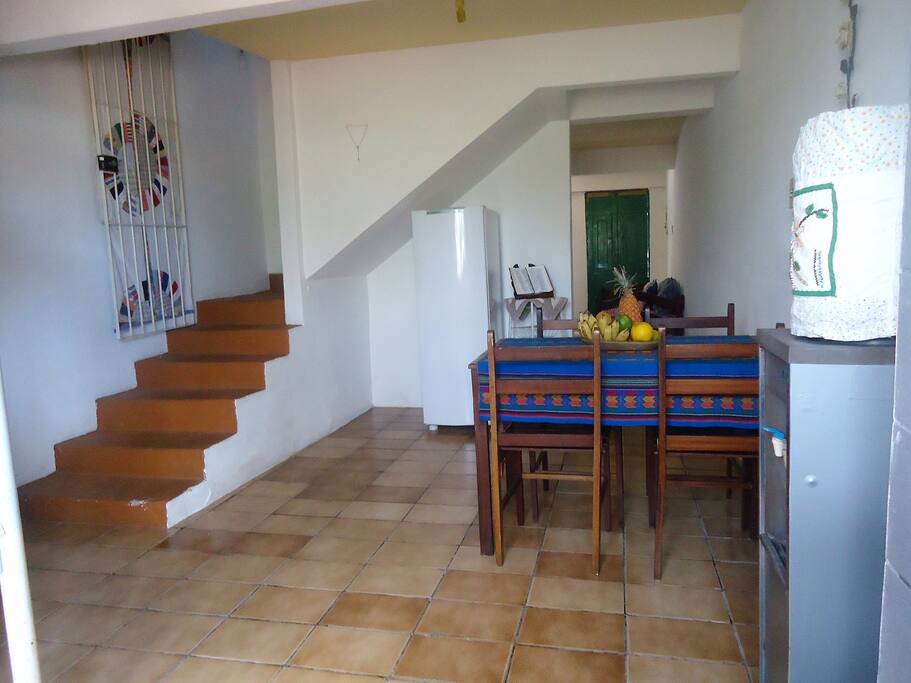 Sala de jantar e escada para segundo piso.