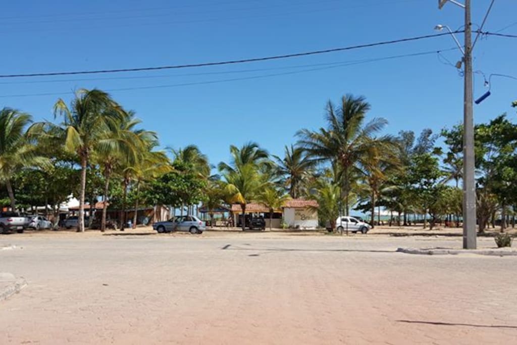 Casa no quarteirão em frente a praia