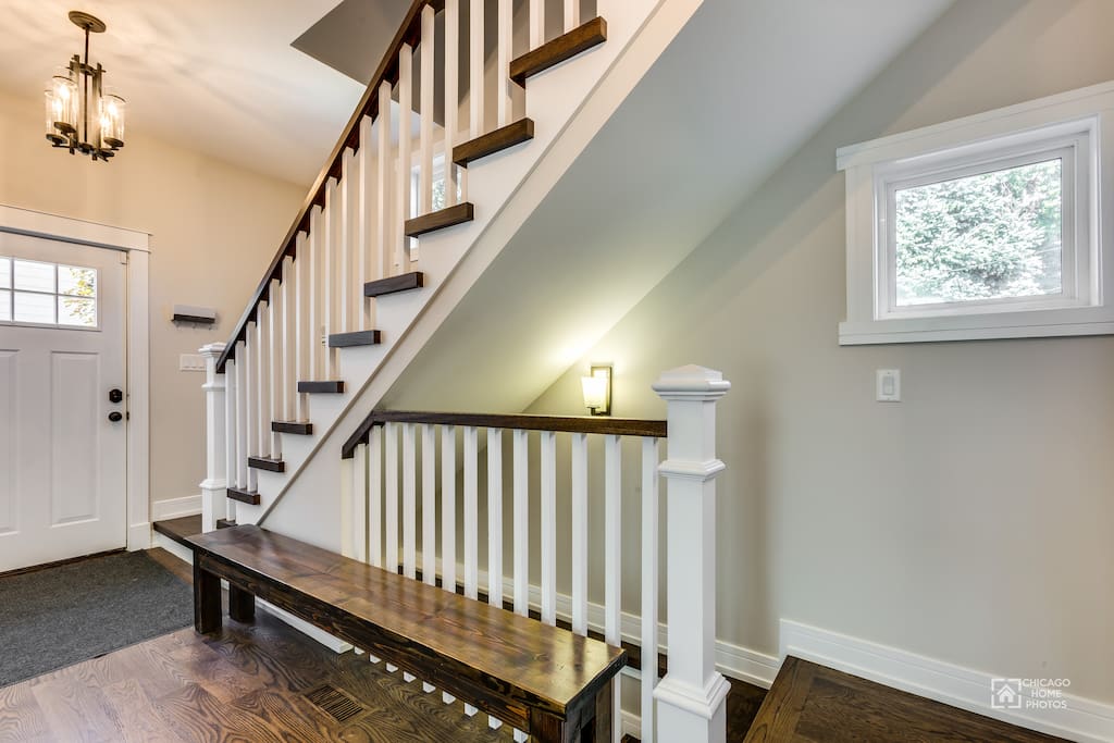 Entry hallway with sitting bench and closet