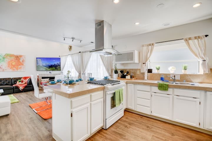 Steps To The Sand! Central SD Beach Paradise!