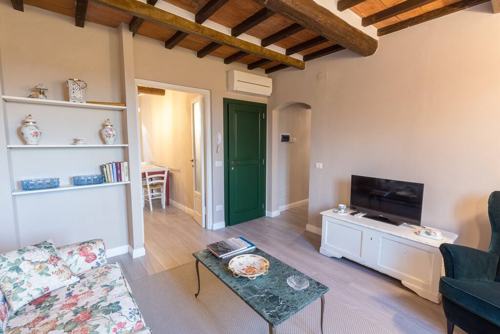 Salotto con prospettiva sulla cucina e sulla zona notte