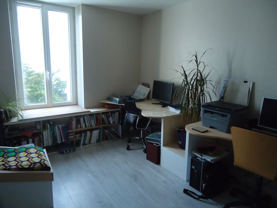 Bureau avec imprimante