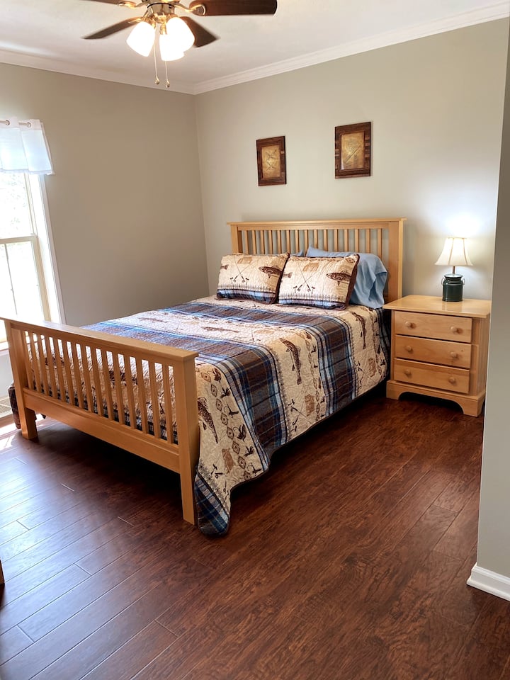 Fishermen's Room downstairs, Queen Size Bed