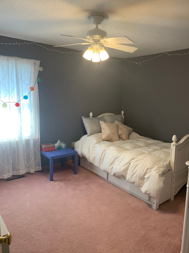 Dormitorio con cama matrimonial