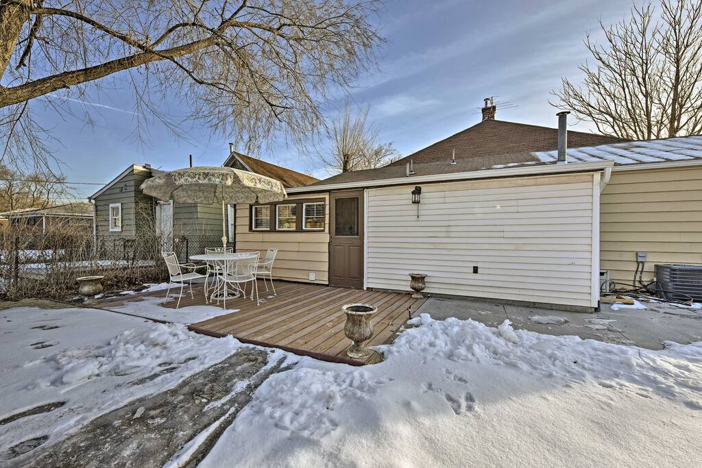 Situated just minutes from downtown, this home accommodates up to 5 guests.