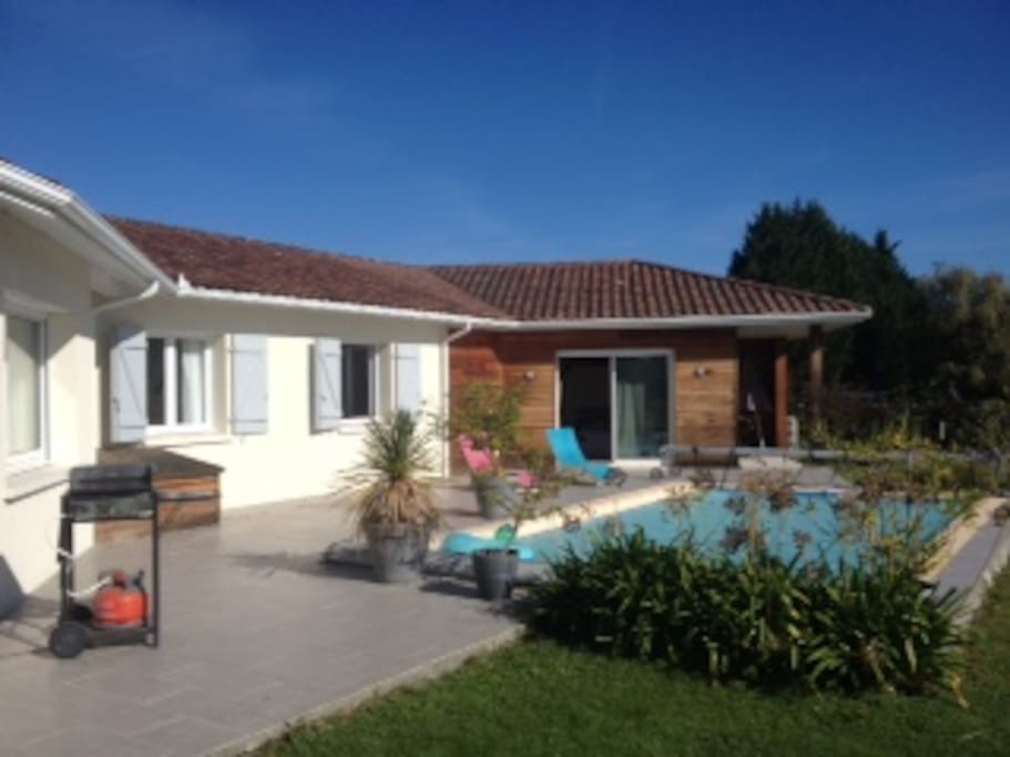 La terrasse avec sa Plancha, sa piscine