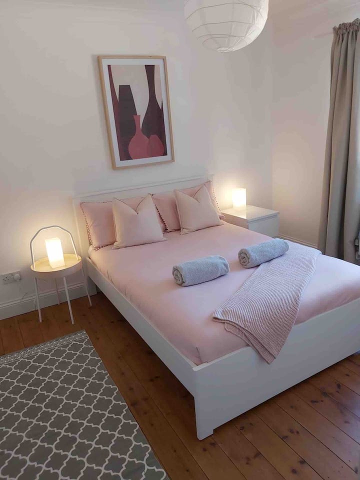 Dormitorio doble con armario doble y cómoda. Colchón doble Simba. 