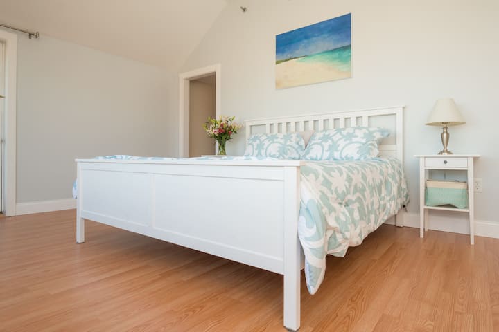 Luxury, Newport Harbor Condo with Water View gallery image 2