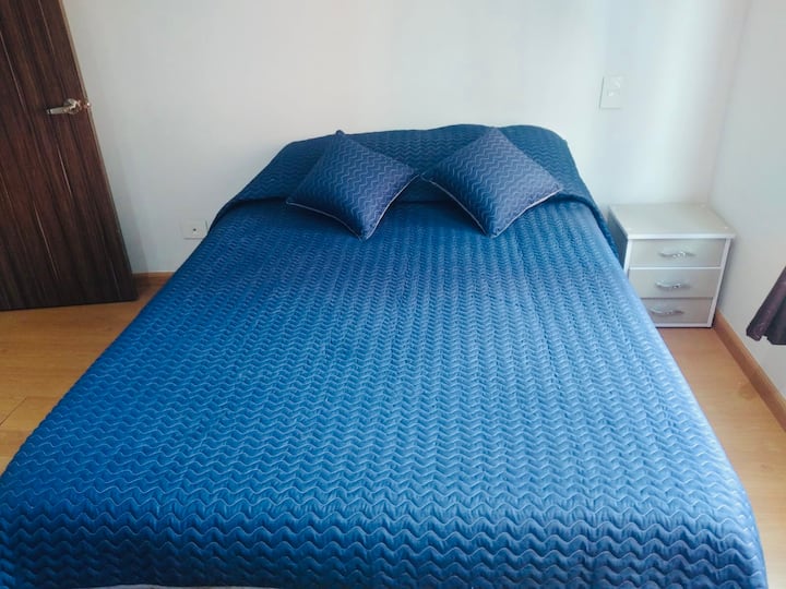 Hlavná izba má šatník a vlastnú kúpeľňu. Má inteligentný televízor