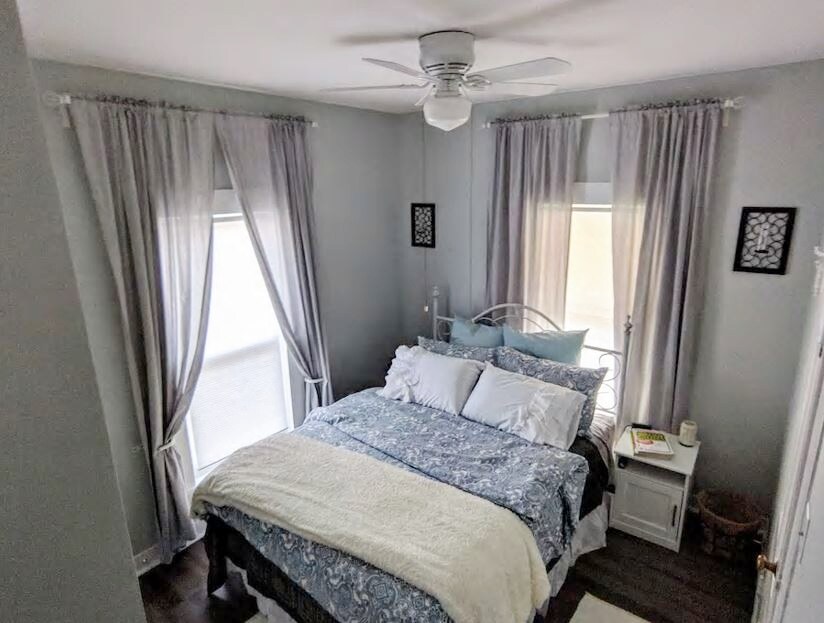 Chambre n° 1 - Ce grand lit Queen est moelleux et tout aussi confortable que le plus petit lit double