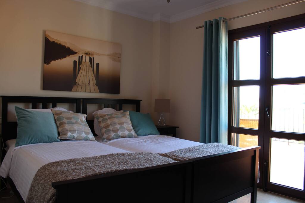 Master bedroom med altan, utsikt till Gibraltar, eget badrum med dubbla handfat.