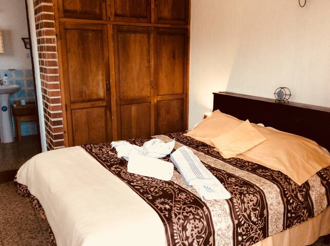 central & Safe en-suite/volcano view! 1 block ARCH