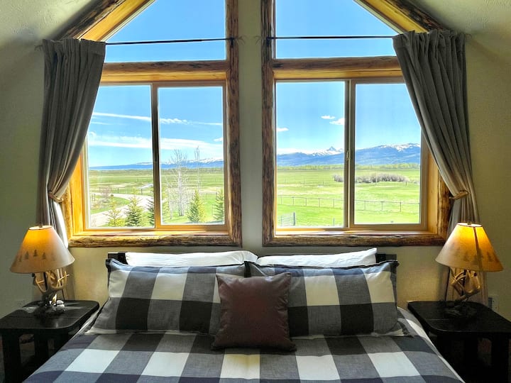 Grand Teton King with large desk and office chair