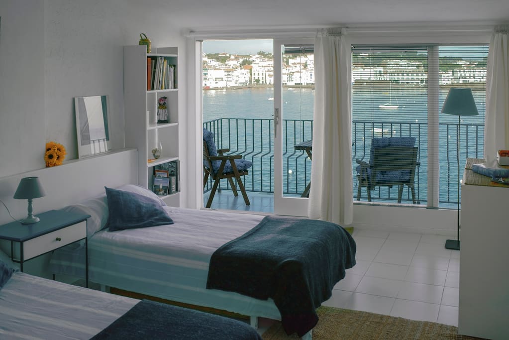 Habitación con dos camas individuales. Con vistas directamente al mar