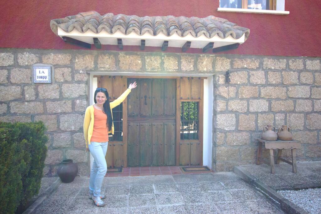 Entrada a la planta baja de la casa donde hay un dormitorio, un salón, un baño y un vestíbulo.