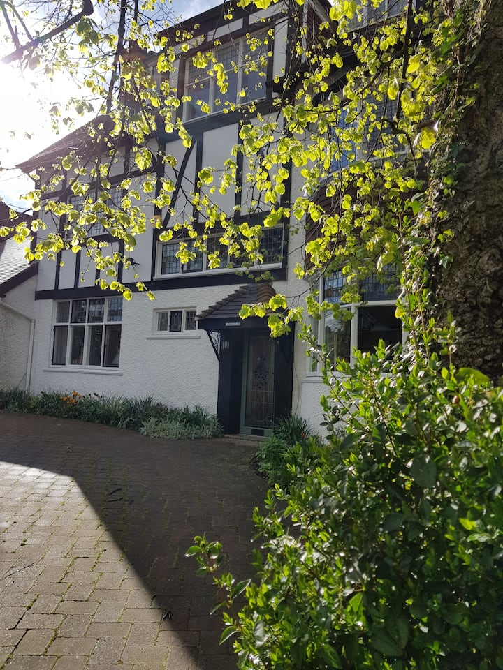 Comfort and quiet for 1 or 2 close to UofB/QE/city Houses for Rent in