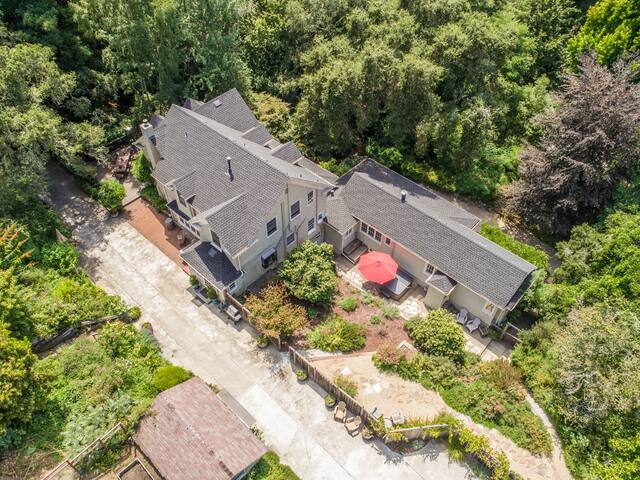 Cozy Farm House on 10 acres, 18 guests, hot tub gallery image 3