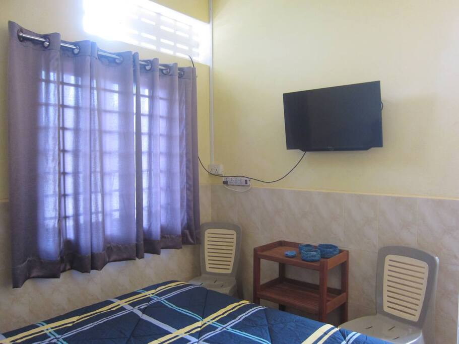32" flat screen TV with cable... up to 80 channels... a host of sports and English channels.