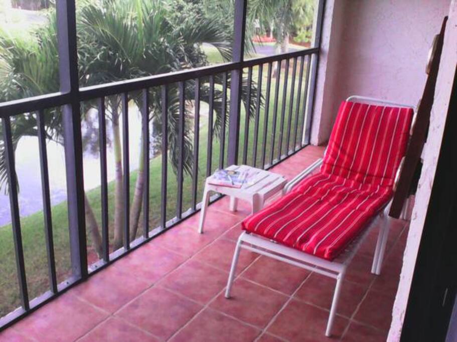 Relax on the lanai with a cool drink and enjoy the lake.