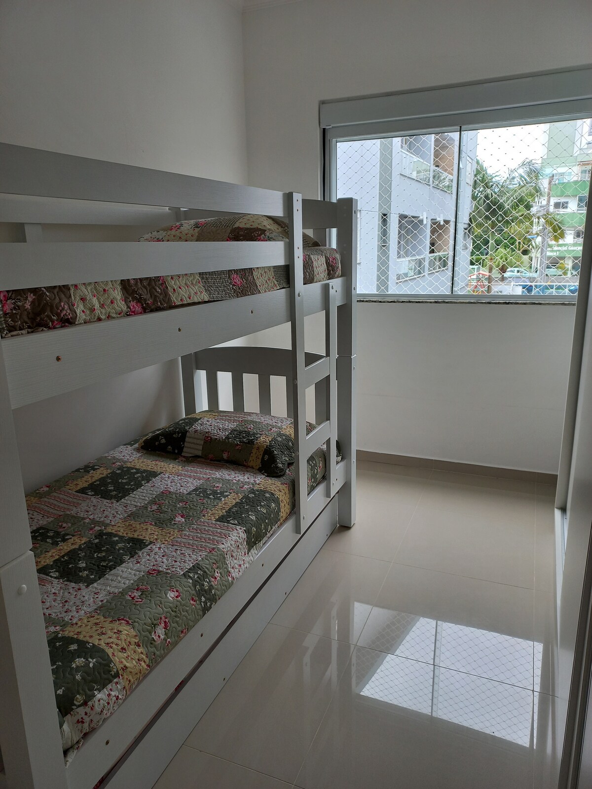 ¡Habitación con triliche,armarios y aire acondicionado!