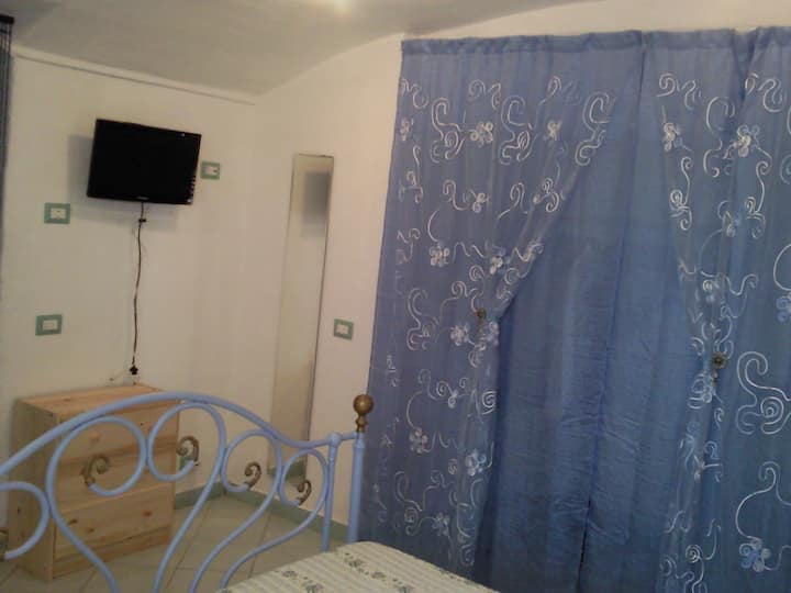 Dormitorio doble con vista al mar, TV LCD y caja fuerte.
