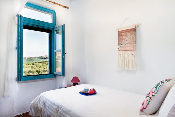 3ο υπνοδωμάτιο με ένα μονό κρεβάτι στον πρώτο όροφο (κύριο κτίριο)