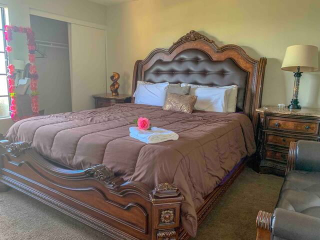 Master bedroom suite,w/ Private bathroom