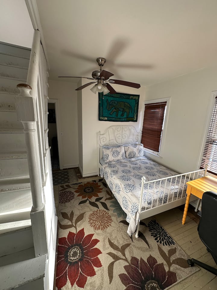 Dormitorio con cama completa y acceso a la zona del ático/loft.