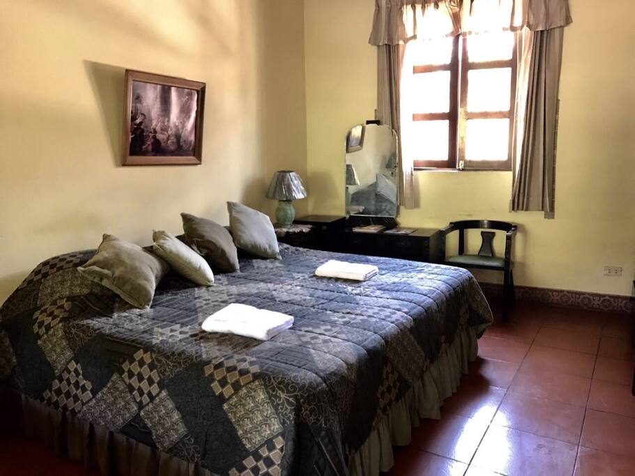 Cuarto No.1 con cama King y baño privado
Room 1 King Bed and private Bathroom