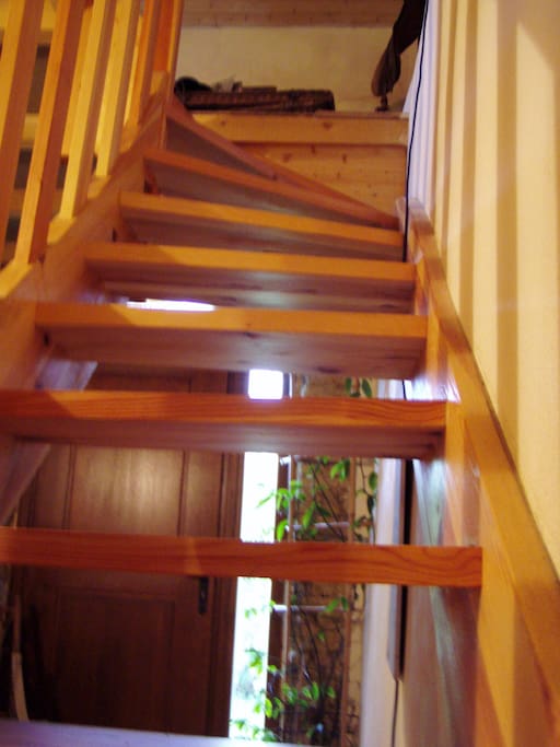 Escalier qui monte a la 2°chambre en Mezzanine
