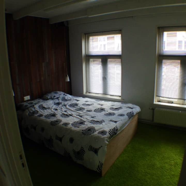 საძინებელი ორადგილიანი საწოლით პირველ სართულზე (წინა მხარეს)