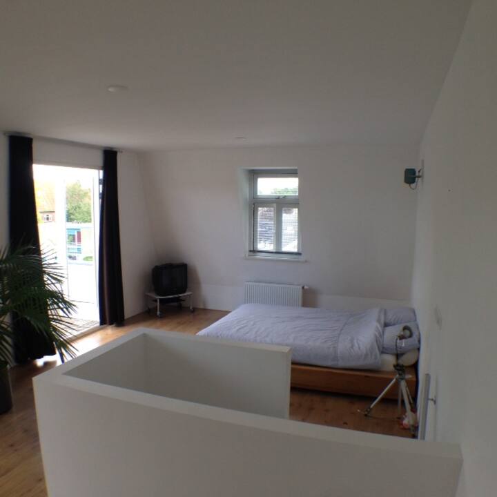 დიდი მეორე საძინებელი სახურავის ტერასით / აივნით მეორე სართულზე