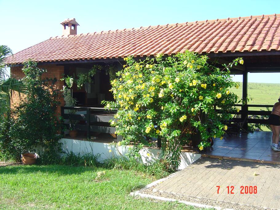 Quiosque com churrasqueira e forno a lenha.