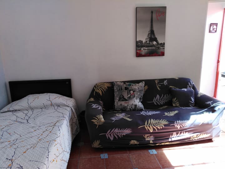Cama individual, cómoda,ropa de cama confortable.