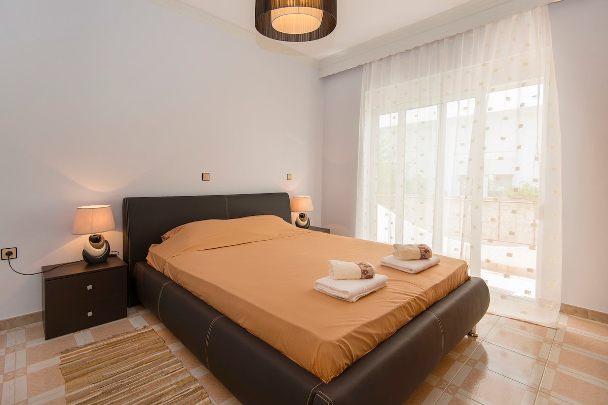 svijetlo smeđa spavaća soba