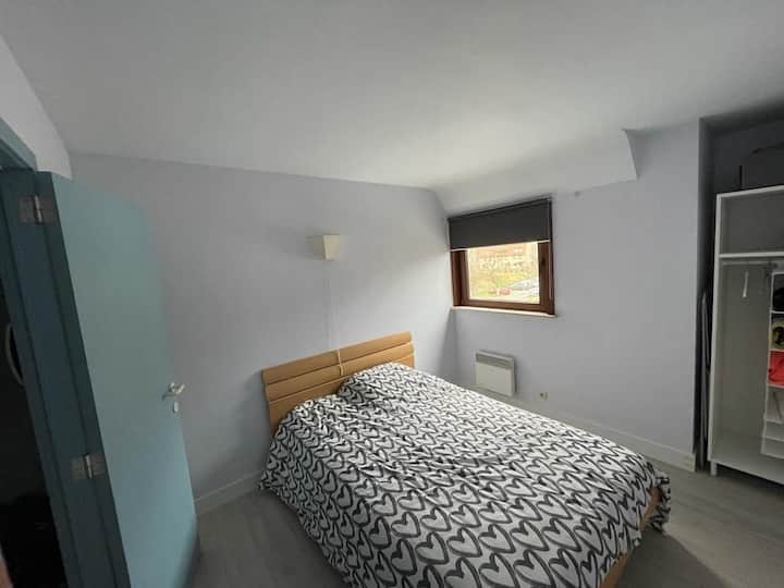 楼下的卧室， 1/3。

床1.4x2m。冬季2.2x2m。
2个枕头。床垫保护套。 