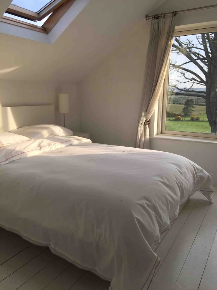 Spálňa 4 - manželská posteľ. Táto izba nie je vhodná pre deti, pretože má schody a nízke okno.