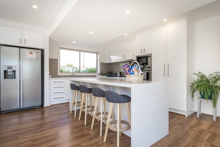 Mt Martha Delight: 6 bed, putting green, pool spa gallery image 5