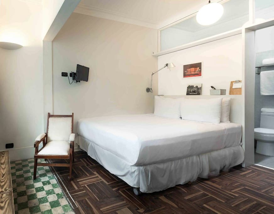 Cozy Queen Room with Street View