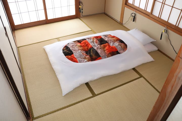 Sovsal med japansk stil "TATAMI" och "FUTON".