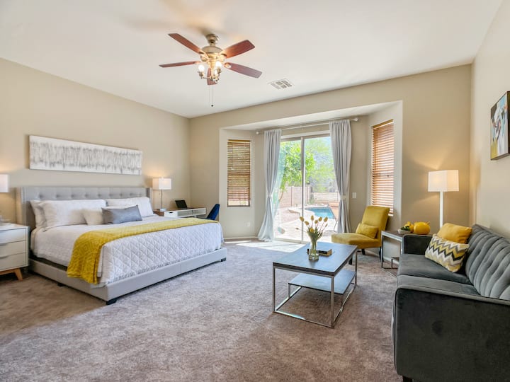 主套房、加大双人床、在家办公桌和起居区、山景和后院可使用泳池和水疗中心