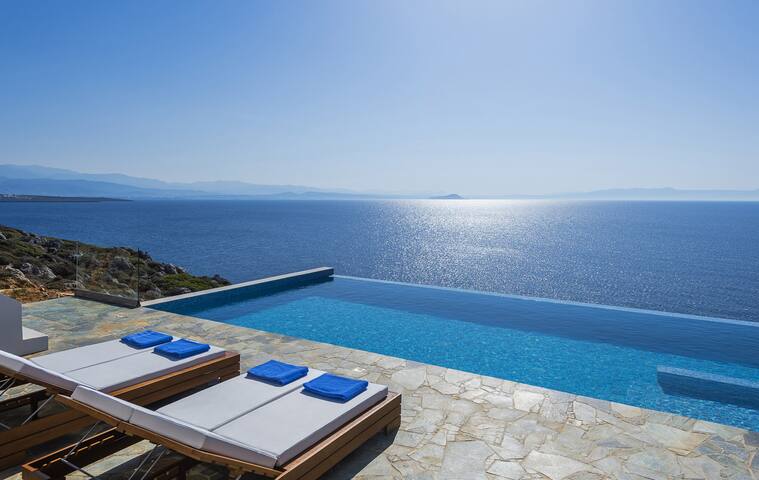 Sea front lux villa★Heated pool★Direct access sea gallery image 5
