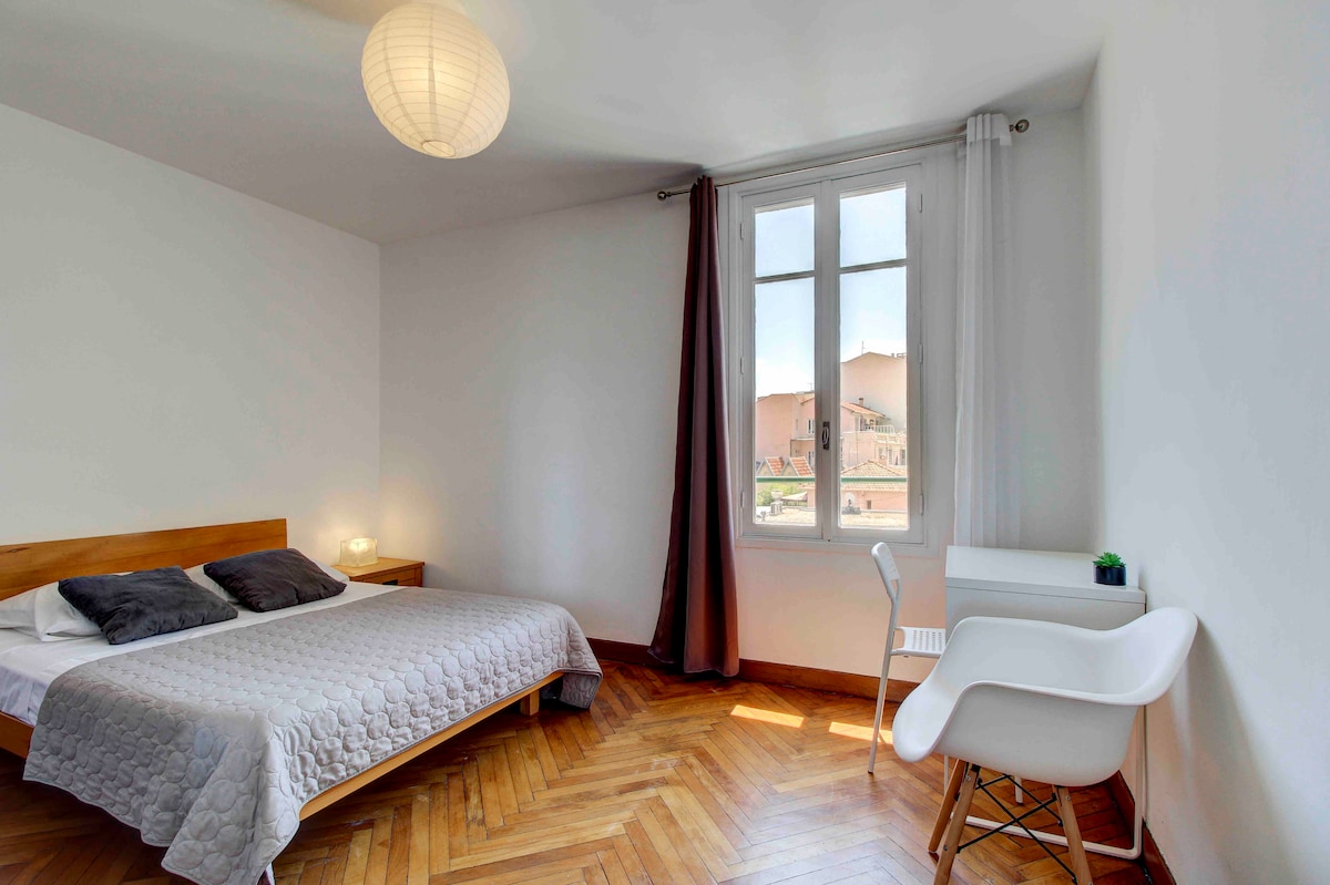 Habitación 1 de 13 m2
Cama dos plazas (tamaño dormir 140 x 200)
Doble armario y escritorio