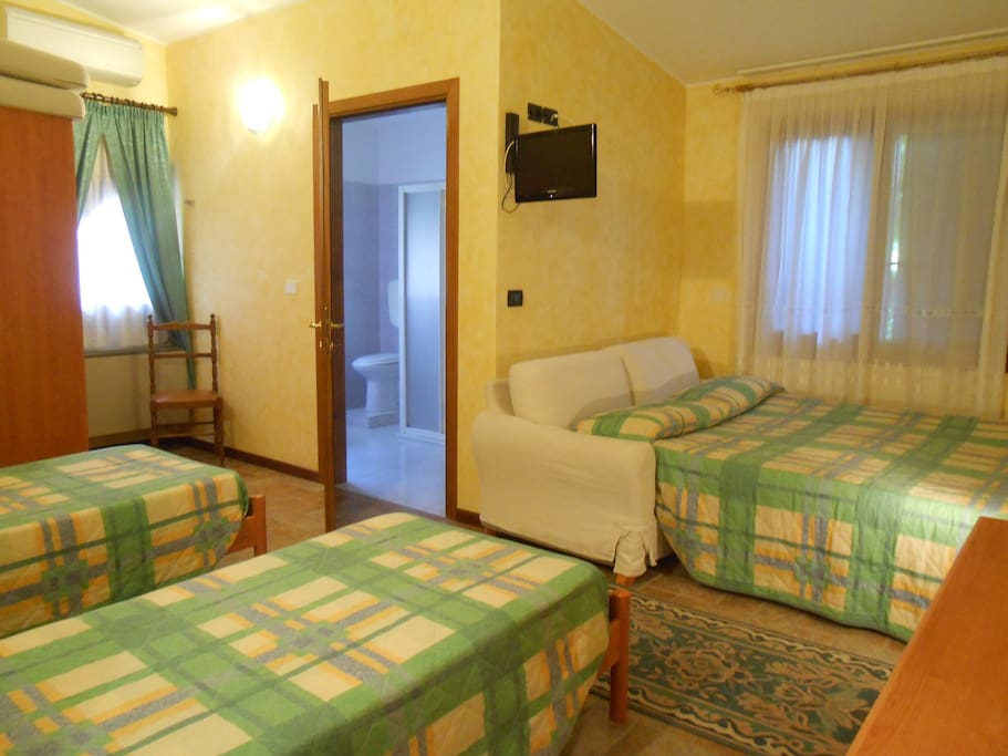 Camera quadrupla con bagno interno, doccia, phon, clima, TV