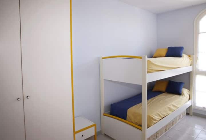 Pazia hupenda jasura zinazojificha kwenye vitanda vya ghorofa! Pia tuna godoro la ziada.