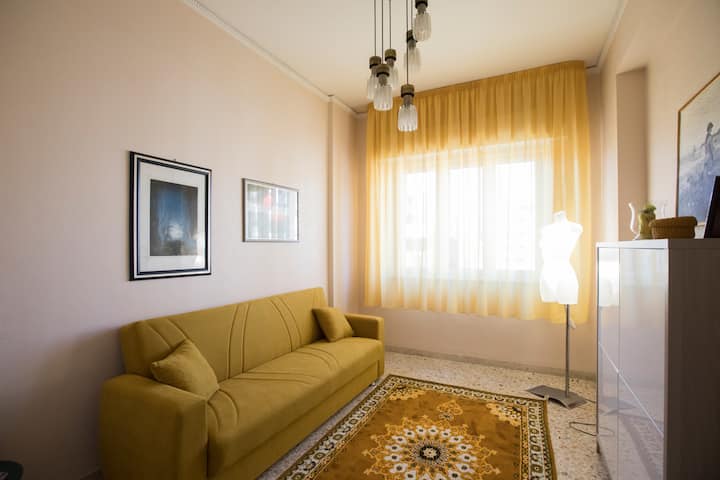 黄色房间，配有沙发床