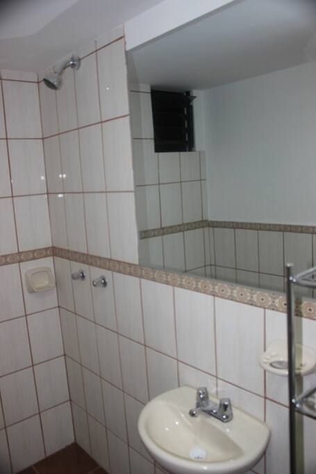 Baño amplio y muy iluminado.
