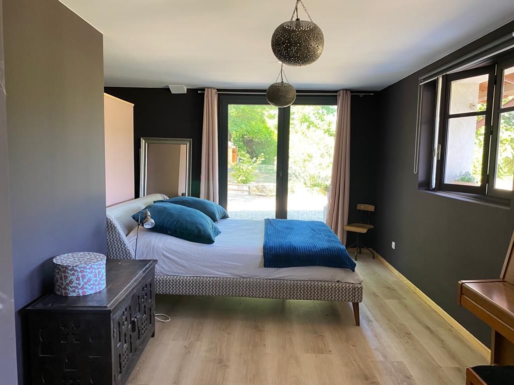 Habitación de la planta baja con cuarto de baño compartido con segunda habitación 