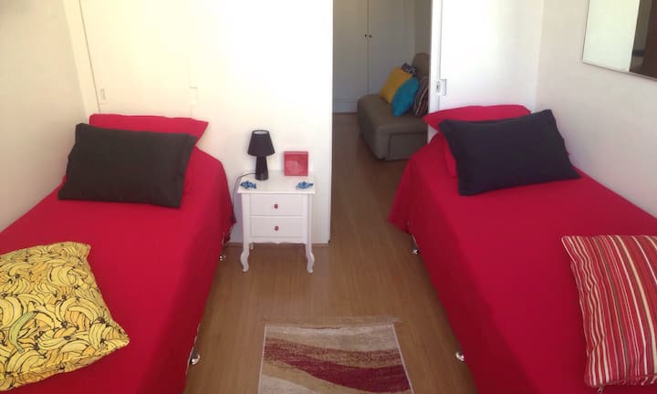 Habitación con dos camas individuales.