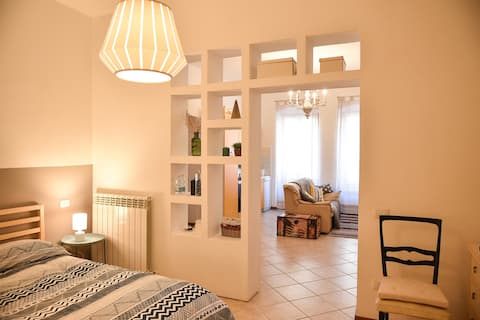 House of Flo-Luminous apartment in the center.